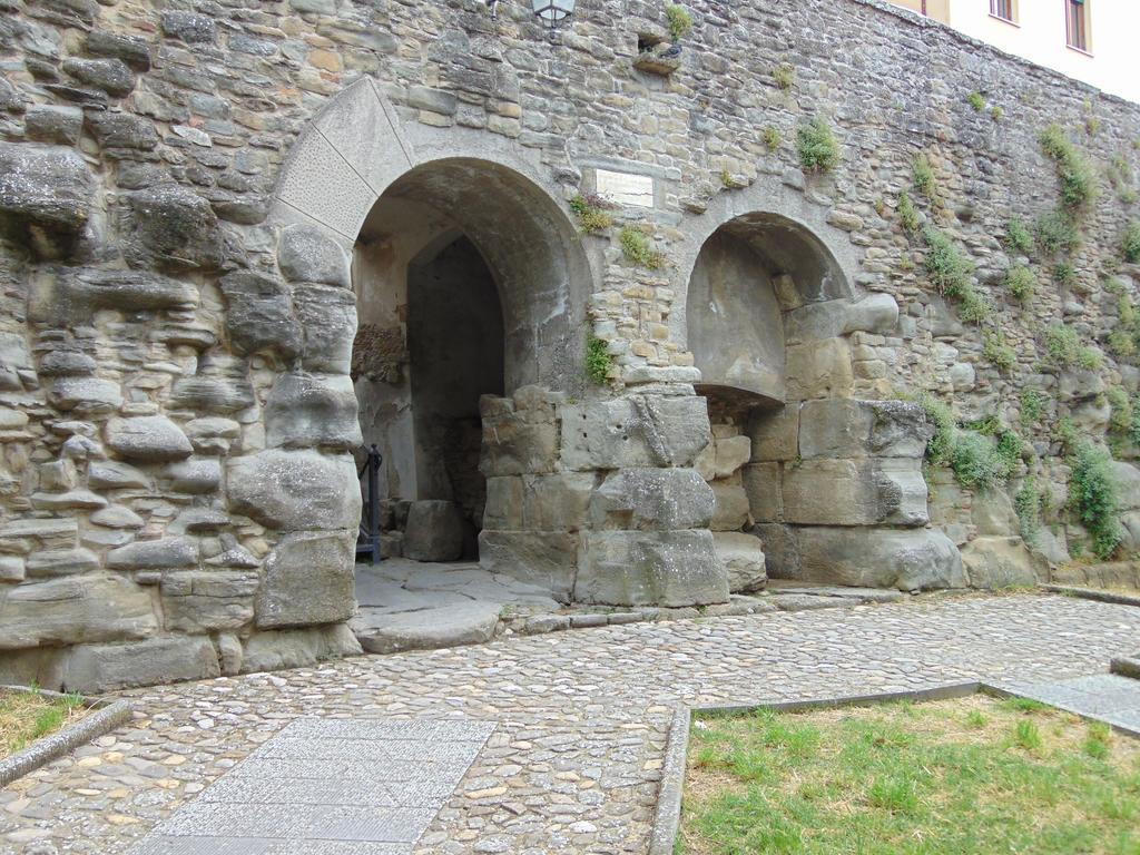 Domus Ghibellinae- Fonte Di San Benedetto Cortona Quarto foto
